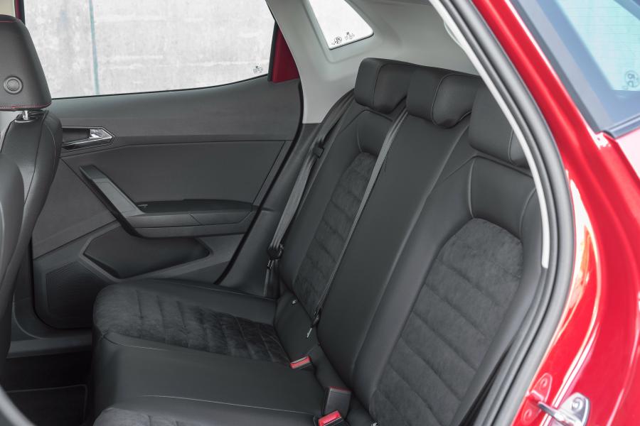 Интерьер Seat Ibiza FR 2017 года  (WW) (фото 19 из 40)